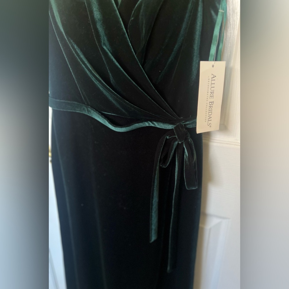 NWT Elegant ALLURE BRIDESMAIDS Green Velvet Dress SZ 12 V-neck built in bra - Picture 4 of 11